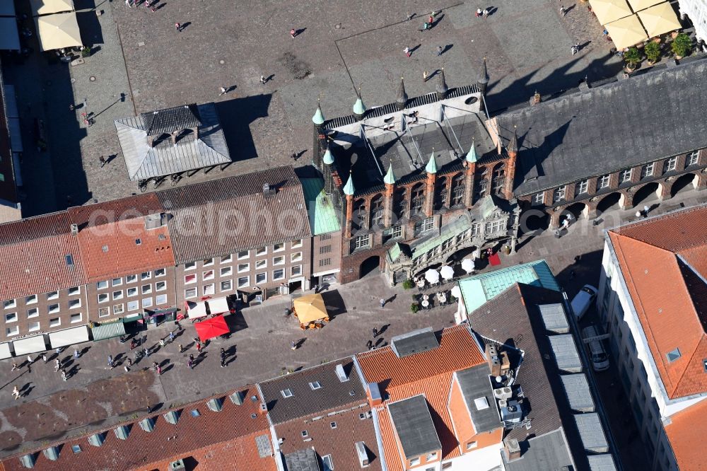 Aerial photograph Lübeck - Tourist attraction and sightseeing Historische Rathaustreppe Luebeck in the district Innenstadt in Luebeck in the state Schleswig-Holstein, Germany