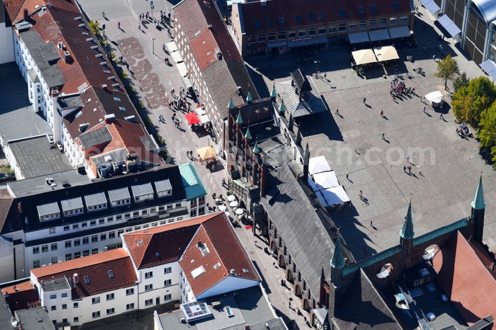 Aerial photograph Lübeck - Tourist attraction and sightseeing Historische Rathaustreppe Luebeck in the district Innenstadt in Luebeck in the state Schleswig-Holstein, Germany