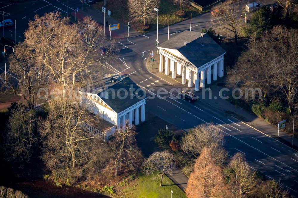 Aerial image Düsseldorf - Tourist attraction and sightseeing of the historic city gate Ratinger Tor on Maximilian-Weyhe-Allee in the district Stadtmitte in Duesseldorf in the state North Rhine-Westphalia, Germany