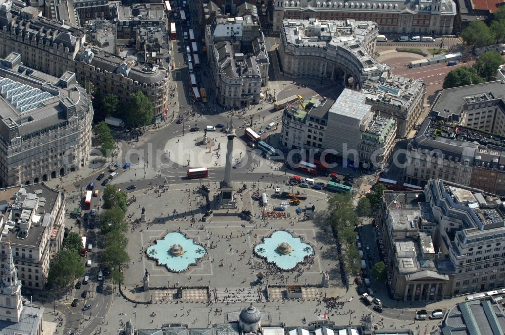 London from above - Sight on tourist attraction and central meeting point for visitors in London: The urban place Trafalgar Square with the nelson column and fountains is closely connected with British history