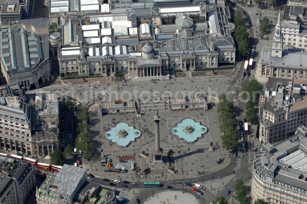 London from the bird's eye view: Sight on tourist attraction and central meeting point for visitors in London: The urban place Trafalgar Square with the nelson column and fountains is closely connected with British history