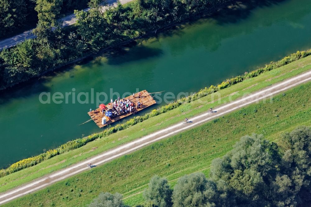 Aerial photograph Pullach im Isartal - Rafting on the Isar near Gruenwald in the state of Bavaria. The tourist rafting offers pleasure trips with food and musical accompaniment