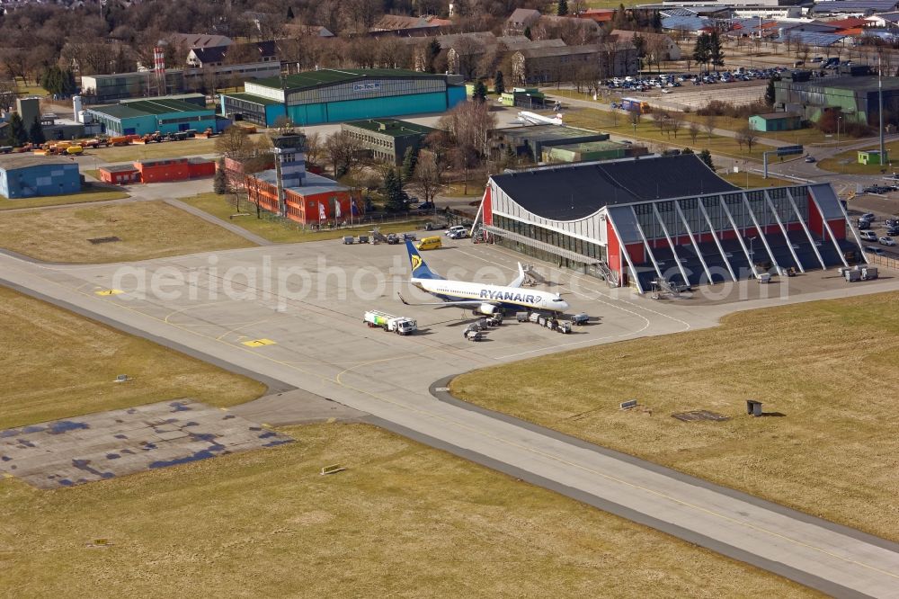 Aerial image Memmingerberg - Tower, dispatch building and terminals on the premises of the airport Memmingen in Memmingerberg in the state Bavaria. In the foreground a airliner Ryanair Boeing 737-8AS