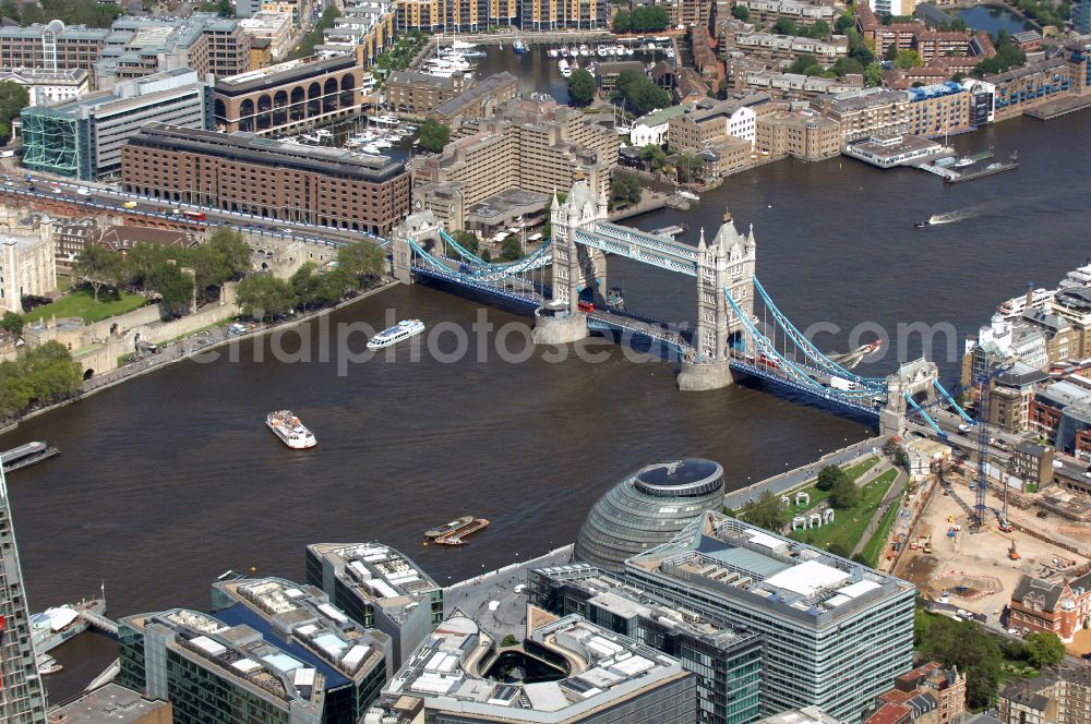 Aerial photograph London - River - bridge structure and landmark of the Victorian bascule and suspension bridge Tower Bridge for crossing the river Thames on Tower Bridge Rd in London in England, United Kingdom