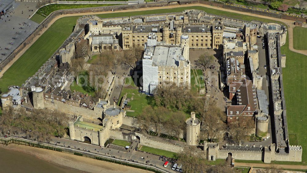 Aerial image London - Blick auf den Tower von London. Die im Mittelalter errichtete Befestigungsanlage diente als Burg, Waffenkammer, königlicher Palast und Gefängnis. Heute werden im Tower die britischen Kronjuwelen aufbewahrt und eine umfangreiche historische Waffensammlung gezeigt. View of the Tower of London. The medieval fortress served as a castle, an armory, a royal palace and a prison. Today in the Tower, the British Crown Jewels are kept and an extensive historical collection of weapons is shown.