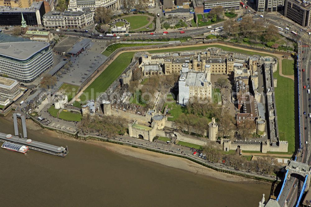 Aerial photograph London - Blick auf den Tower von London. Die im Mittelalter errichtete Befestigungsanlage diente als Burg, Waffenkammer, königlicher Palast und Gefängnis. Heute werden im Tower die britischen Kronjuwelen aufbewahrt und eine umfangreiche historische Waffensammlung gezeigt. View of the Tower of London. The medieval fortress served as a castle, an armory, a royal palace and a prison. Today in the Tower, the British Crown Jewels are kept and an extensive historical collection of weapons is shown.