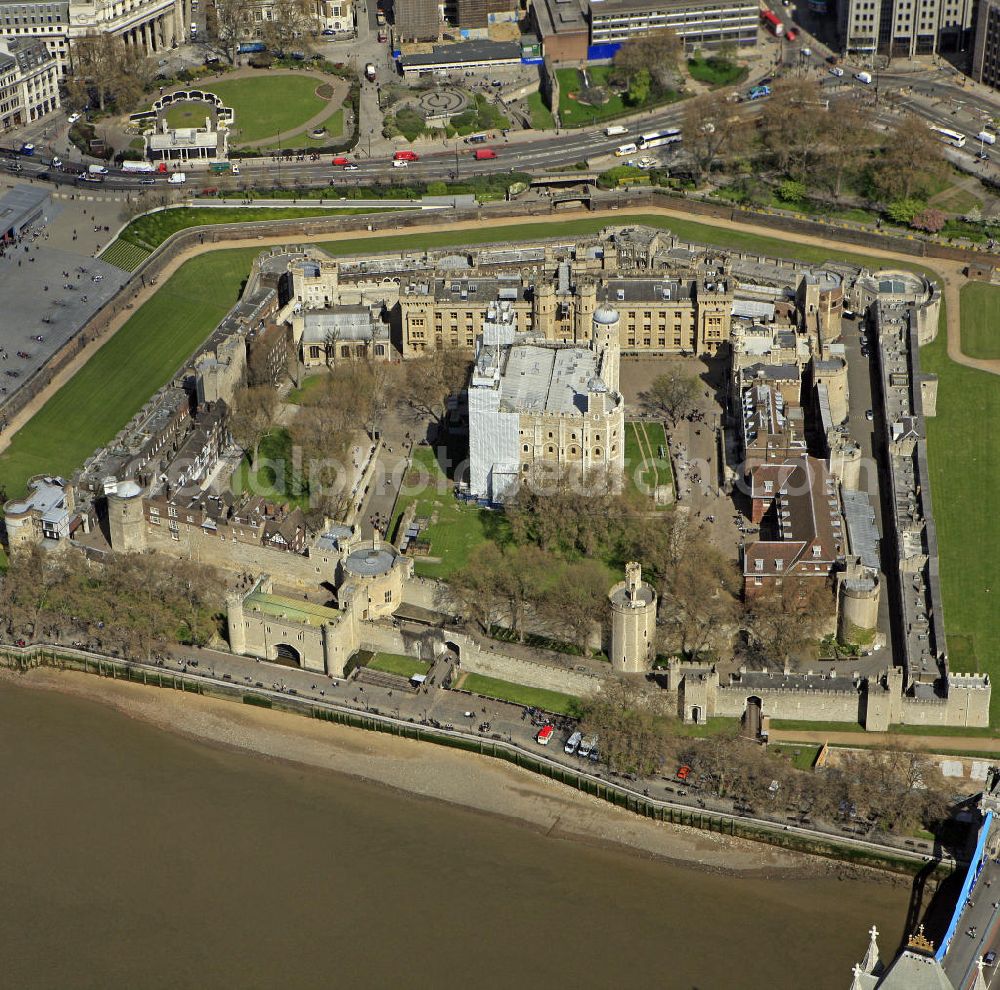 London from above - Blick auf den Tower von London. Die im Mittelalter errichtete Befestigungsanlage diente als Burg, Waffenkammer, königlicher Palast und Gefängnis. Heute werden im Tower die britischen Kronjuwelen aufbewahrt und eine umfangreiche historische Waffensammlung gezeigt. View of the Tower of London. The medieval fortress served as a castle, an armory, a royal palace and a prison. Today in the Tower, the British Crown Jewels are kept and an extensive historical collection of weapons is shown.