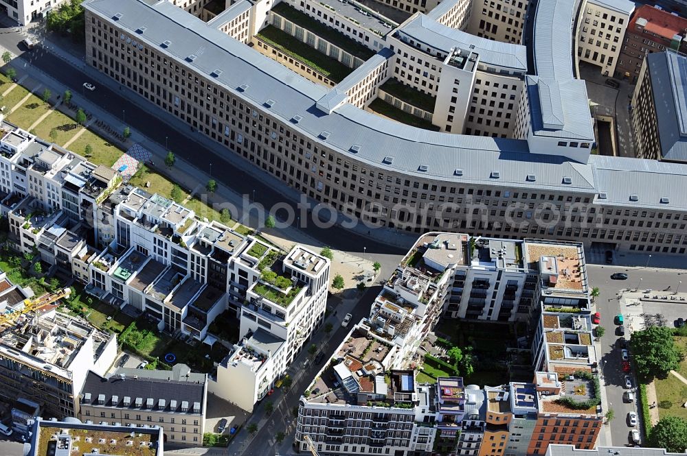 Berlin from above - Stadthäuser / Townhäuser auf dem Friedrichwerder gegenüber vom Außenministerium / Auswärtiges Amt zwischen Jägerstraße, Kurstraße; Oberwallstraße und Niederwallstraße in Berlin-Mitte. Townhouses at the Friedrichwerder opposite of the Ministry of Foreign Affairs in the borough Mitte.