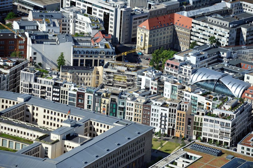 Aerial image Berlin Mitte - Stadthäuser / Townhäuser auf dem Friedrichwerder gegenüber vom Außenministerium / Auswärtiges Amt zwischen Jägerstraße, Kurstraße; Oberwallstraße und Niederwallstraße in Berlin-Mitte. Townhouses at the Friedrichwerder opposite of the Ministry of Foreign Affairs in the borough Mitte.