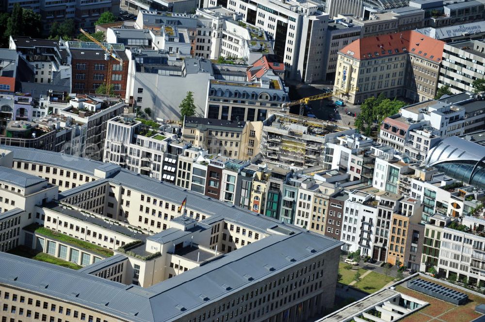 Aerial photograph Berlin Mitte - Stadthäuser / Townhäuser auf dem Friedrichwerder gegenüber vom Außenministerium / Auswärtiges Amt zwischen Jägerstraße, Kurstraße; Oberwallstraße und Niederwallstraße in Berlin-Mitte. Townhouses at the Friedrichwerder opposite of the Ministry of Foreign Affairs in the borough Mitte.