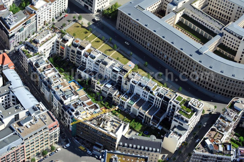 Berlin Mitte from the bird's eye view: Stadthäuser / Townhäuser auf dem Friedrichwerder gegenüber vom Außenministerium / Auswärtiges Amt zwischen Jägerstraße, Kurstraße; Oberwallstraße und Niederwallstraße in Berlin-Mitte. Townhouses at the Friedrichwerder opposite of the Ministry of Foreign Affairs in the borough Mitte.