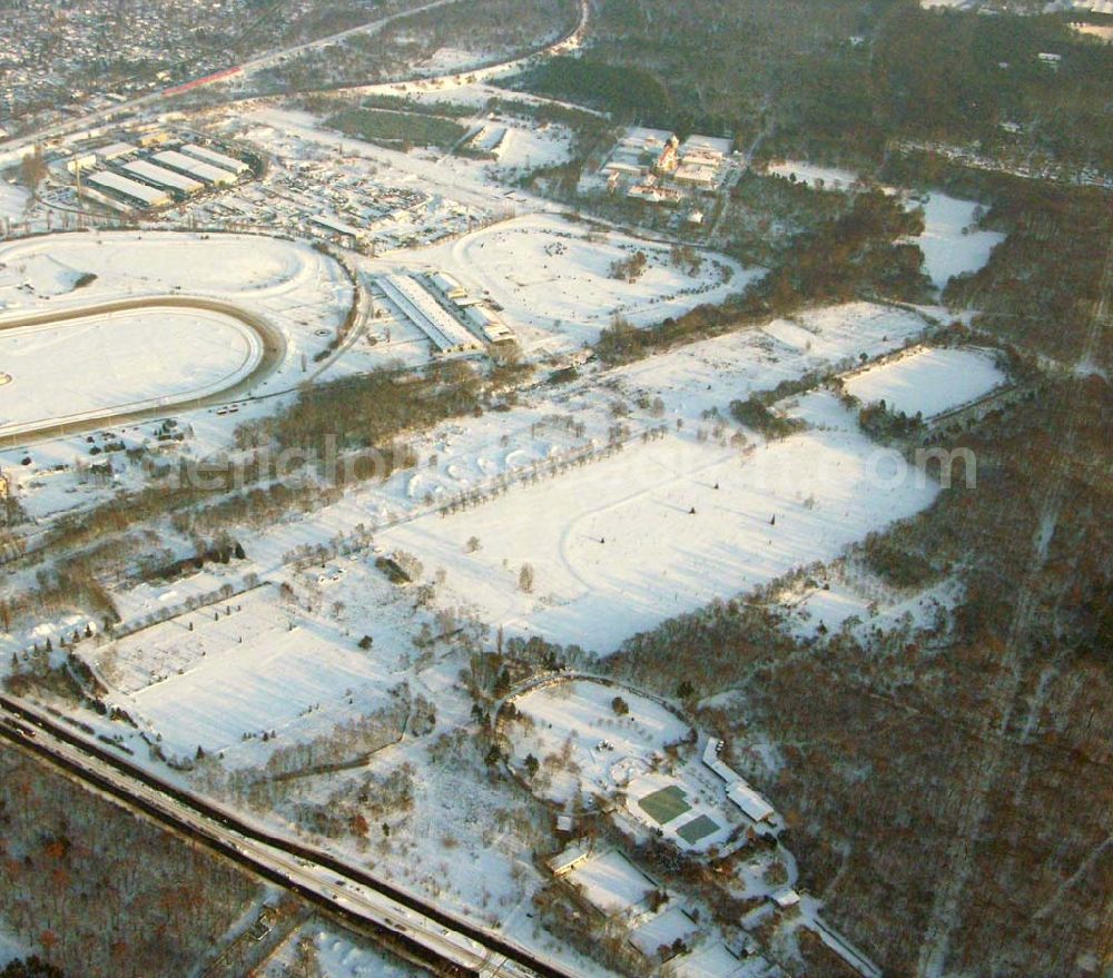 Aerial photograph Hoppegarten / Brandenburg - Winterlich verschneite Trabrennbahn in Hoppegarten / Brandenburg.