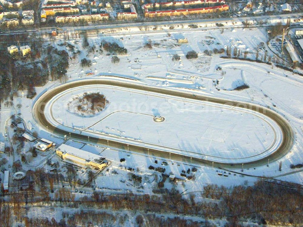 Hoppegarten / Brandenburg from above - Winterlich verschneite Trabrennbahn in Hoppegarten / Brandenburg.