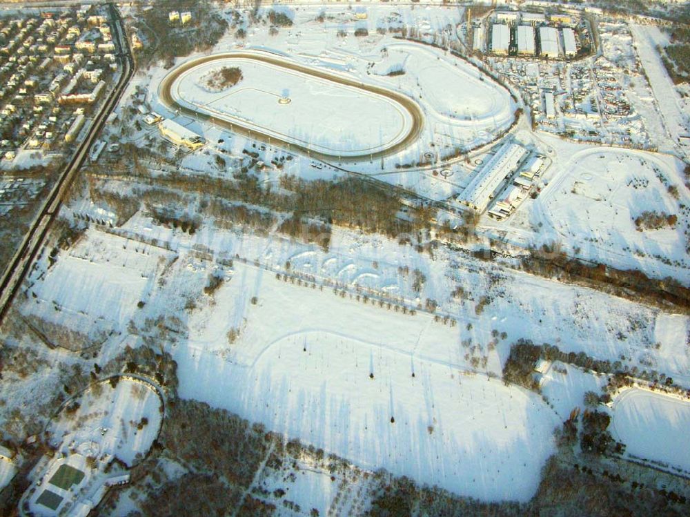 Hoppegarten / Brandenburg from the bird's eye view: Winterlich verschneite Trabrennbahn in Hoppegarten / Brandenburg.