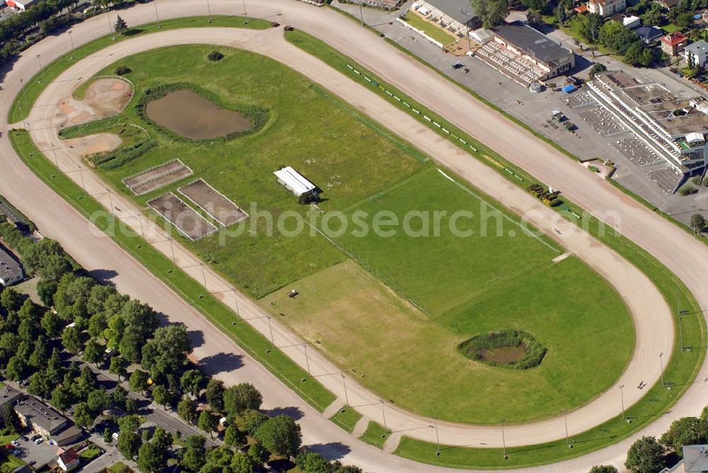 Berlin (Tempelhof-Schöneberg) from the bird's eye view: Blick auf die Trabrennbahn Mariendorf, Mariendorfer Damm 222-298, 12107 Berlin (Tempelhof-Schöneberg). Das größte jährliche Ereignis ist die Derby-Woche. Info: infophone: 0 30/7 40 12 12 ; infofax: 0 30/7 40 12 11 - Achim Walder: