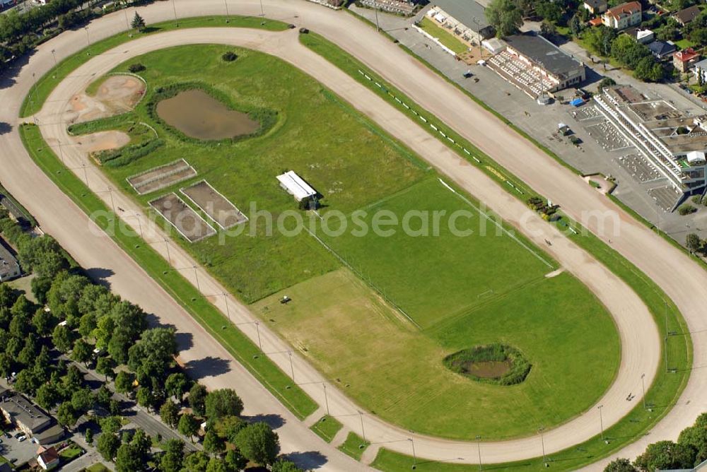 Aerial image Berlin (Tempelhof-Schöneberg) - Blick auf die Trabrennbahn Mariendorf, Mariendorfer Damm 222-298, 12107 Berlin (Tempelhof-Schöneberg). Das größte jährliche Ereignis ist die Derby-Woche. Info: infophone: 0 30/7 40 12 12 ; infofax: 0 30/7 40 12 11 - Achim Walder: