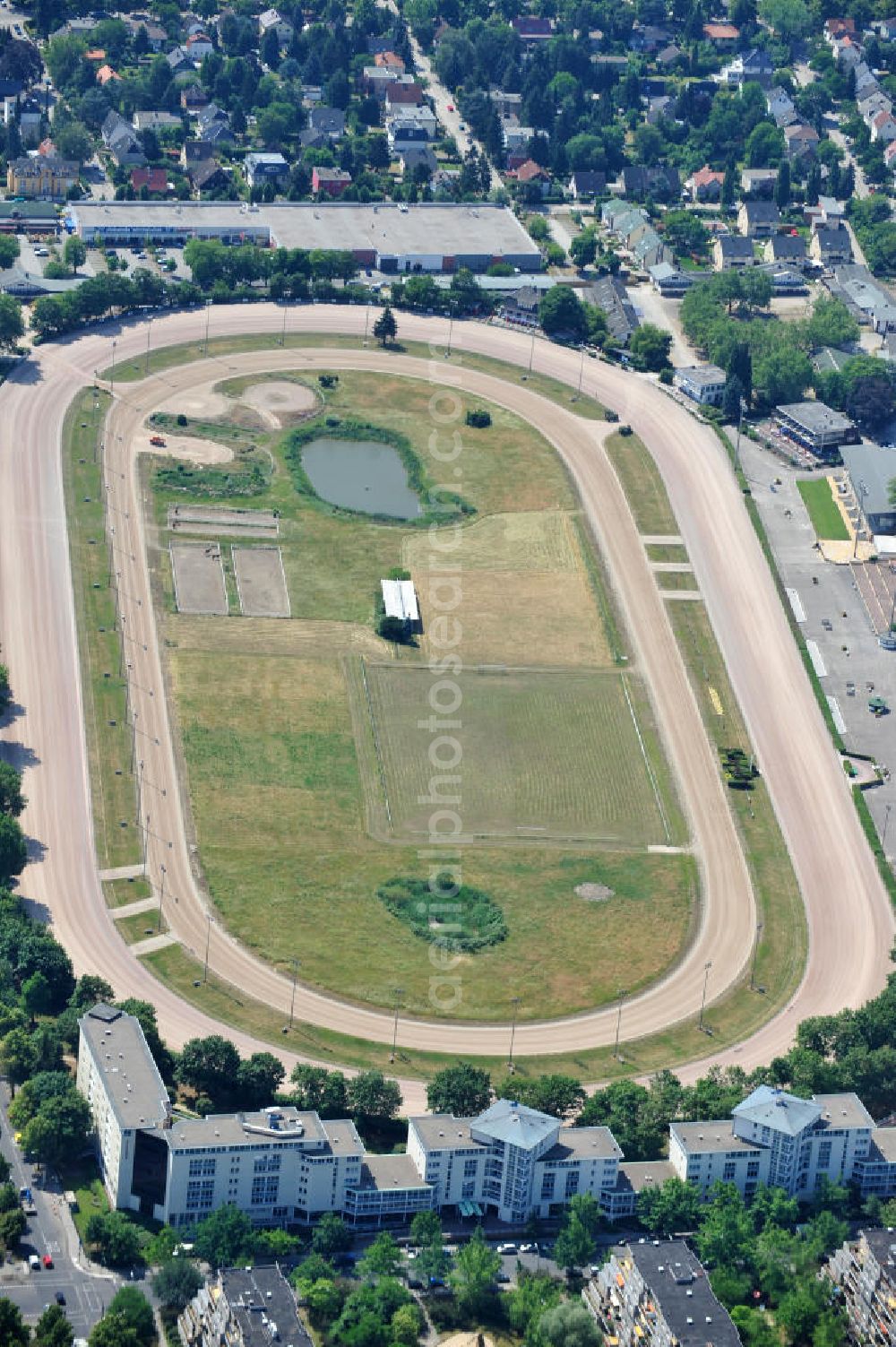 Berlin Mariendorf from the bird's eye view: Blick auf die Trabrennbahn Mariendorf, einer im Jahr 1913 gegründeten Pferdesportanlage im Berliner Ortsteil Mariendorf des Bezirks Tempelhof-Schöneberg. In den 1920er-Jahren entwickelte sie sich zu einer der größten und meistbesuchten Trabrennbahnen von Deutschland. View of the racetrack Mariendorf, in 1913 founded.