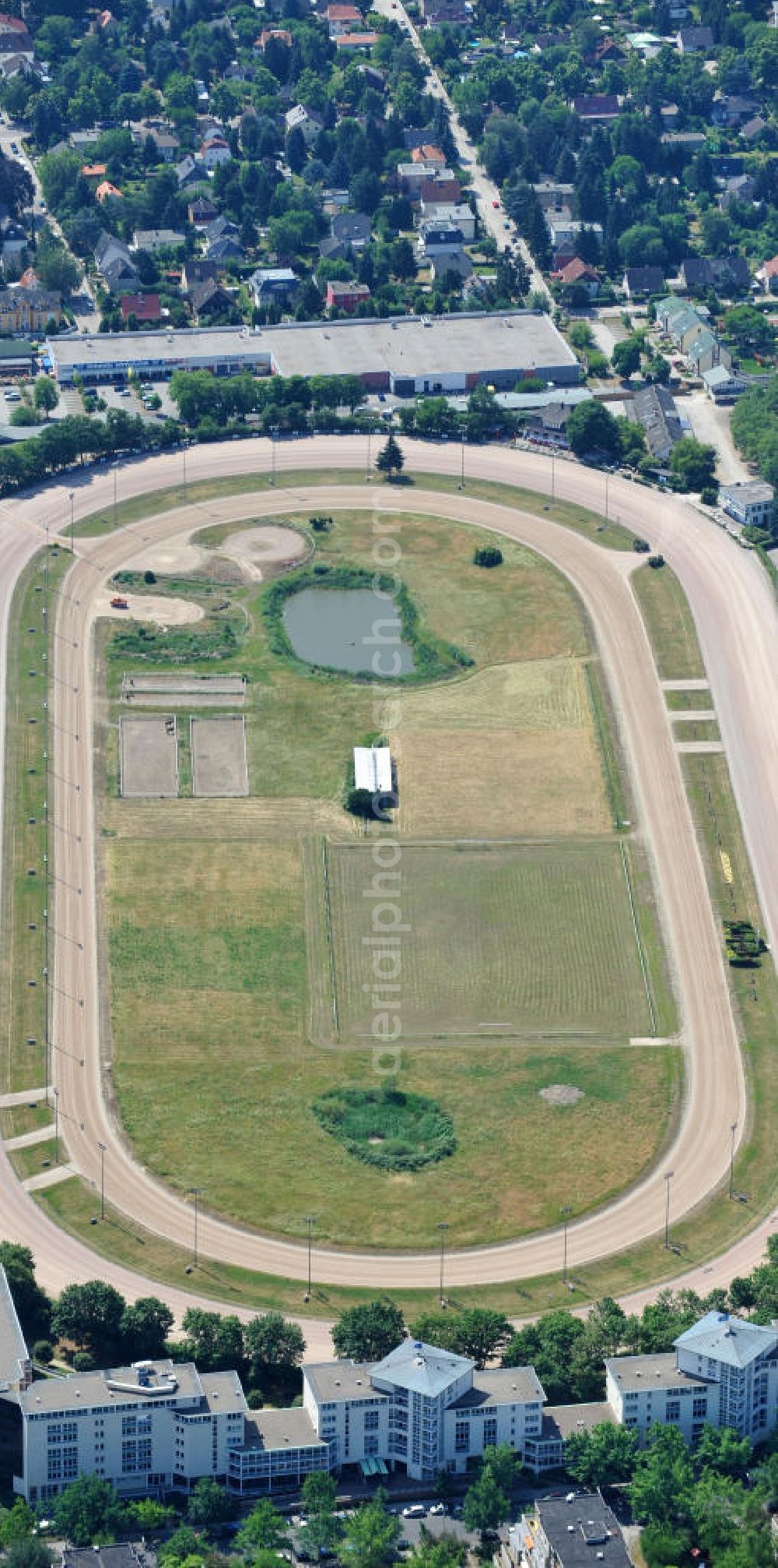 Aerial image Berlin Mariendorf - Blick auf die Trabrennbahn Mariendorf, einer im Jahr 1913 gegründeten Pferdesportanlage im Berliner Ortsteil Mariendorf des Bezirks Tempelhof-Schöneberg. In den 1920er-Jahren entwickelte sie sich zu einer der größten und meistbesuchten Trabrennbahnen von Deutschland. View of the racetrack Mariendorf, in 1913 founded.