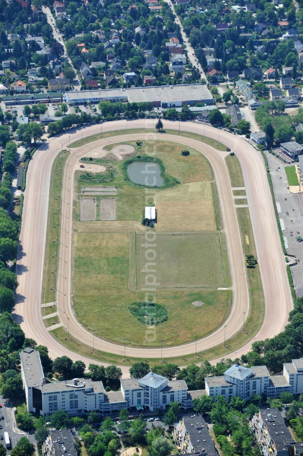 Aerial photograph Berlin Mariendorf - Blick auf die Trabrennbahn Mariendorf, einer im Jahr 1913 gegründeten Pferdesportanlage im Berliner Ortsteil Mariendorf des Bezirks Tempelhof-Schöneberg. In den 1920er-Jahren entwickelte sie sich zu einer der größten und meistbesuchten Trabrennbahnen von Deutschland. View of the racetrack Mariendorf, in 1913 founded.