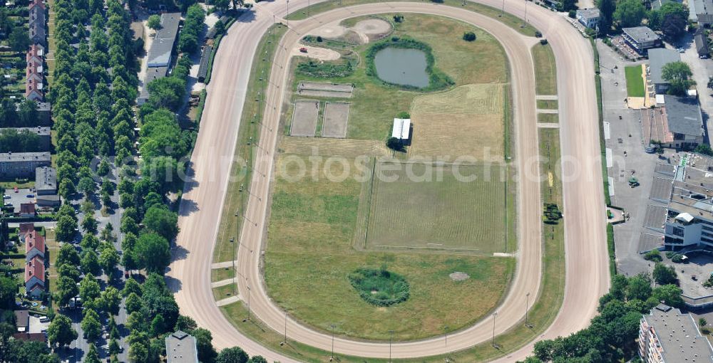 Berlin Mariendorf from above - Blick auf die Trabrennbahn Mariendorf, einer im Jahr 1913 gegründeten Pferdesportanlage im Berliner Ortsteil Mariendorf des Bezirks Tempelhof-Schöneberg. In den 1920er-Jahren entwickelte sie sich zu einer der größten und meistbesuchten Trabrennbahnen von Deutschland. View of the racetrack Mariendorf, in 1913 founded.