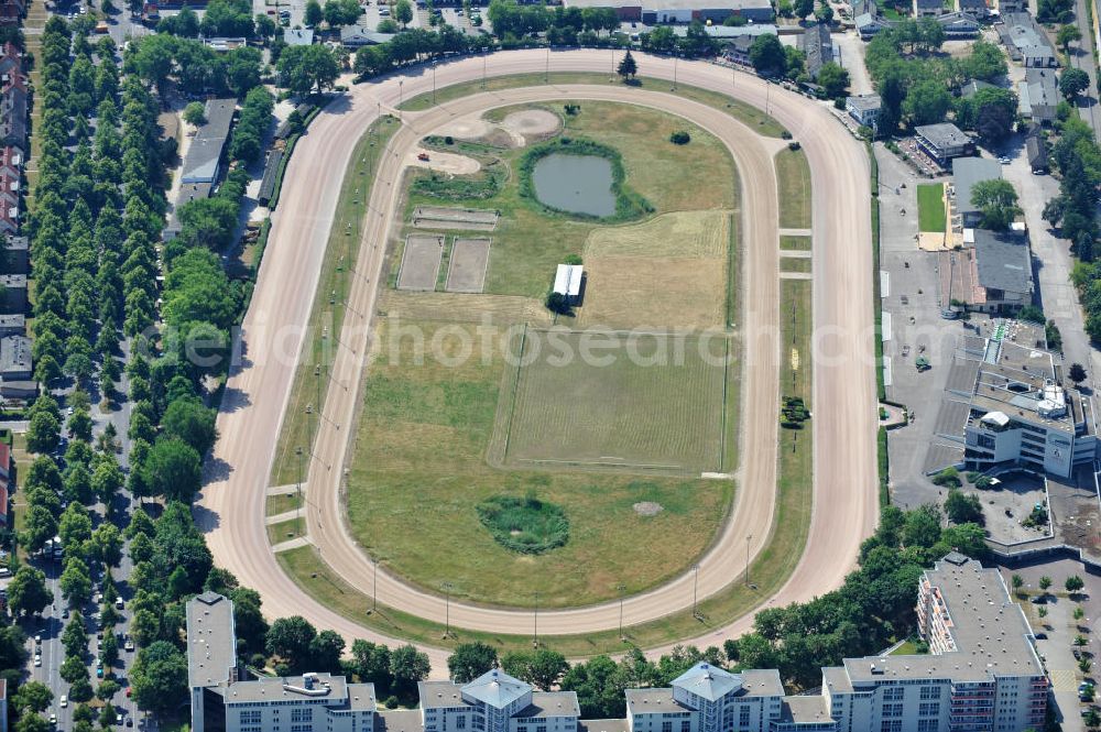 Berlin Mariendorf from the bird's eye view: Blick auf die Trabrennbahn Mariendorf, einer im Jahr 1913 gegründeten Pferdesportanlage im Berliner Ortsteil Mariendorf des Bezirks Tempelhof-Schöneberg. In den 1920er-Jahren entwickelte sie sich zu einer der größten und meistbesuchten Trabrennbahnen von Deutschland. View of the racetrack Mariendorf, in 1913 founded.