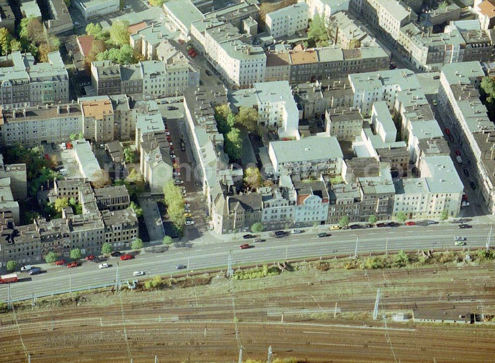 Aerial image Halle / Saale - Traditionelles Altbauwohngebiet an der Volkmannstraße am Bahndamm zum Hauptbahnhof in Halle an der Saale / Sachsen-Anhalt.