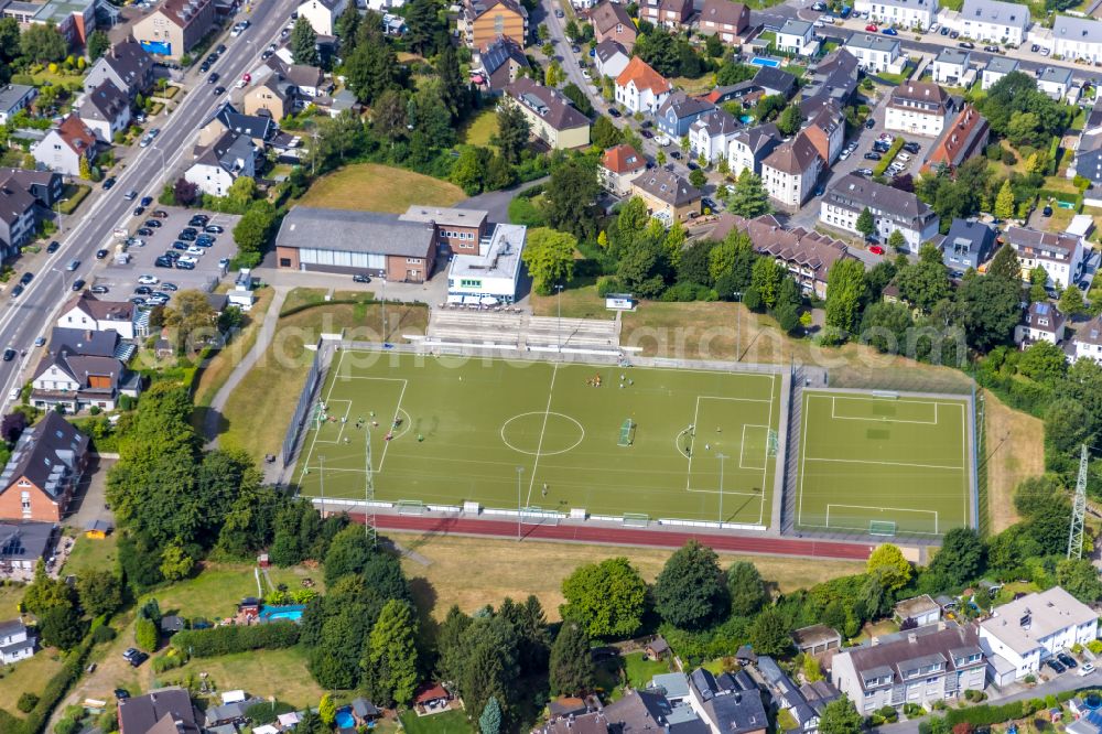 Mülheim an der Ruhr from above - Training on the sports grounds - soccer field of the VfB Speldorf e.V on Saarner Strasse in Muelheim an der Ruhr in the Ruhr area in the state of North Rhine-Westphalia, Germany