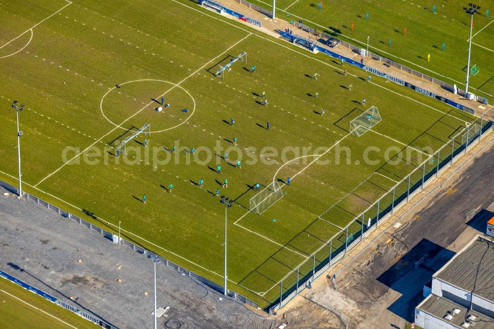 Aerial image Gelsenkirchen - Participants of the training at the sport area of FC Gelsenkirchen-Schalke 04 e.V. in the district Erle in Gelsenkirchen at Ruhrgebiet in the state North Rhine-Westphalia, Germany