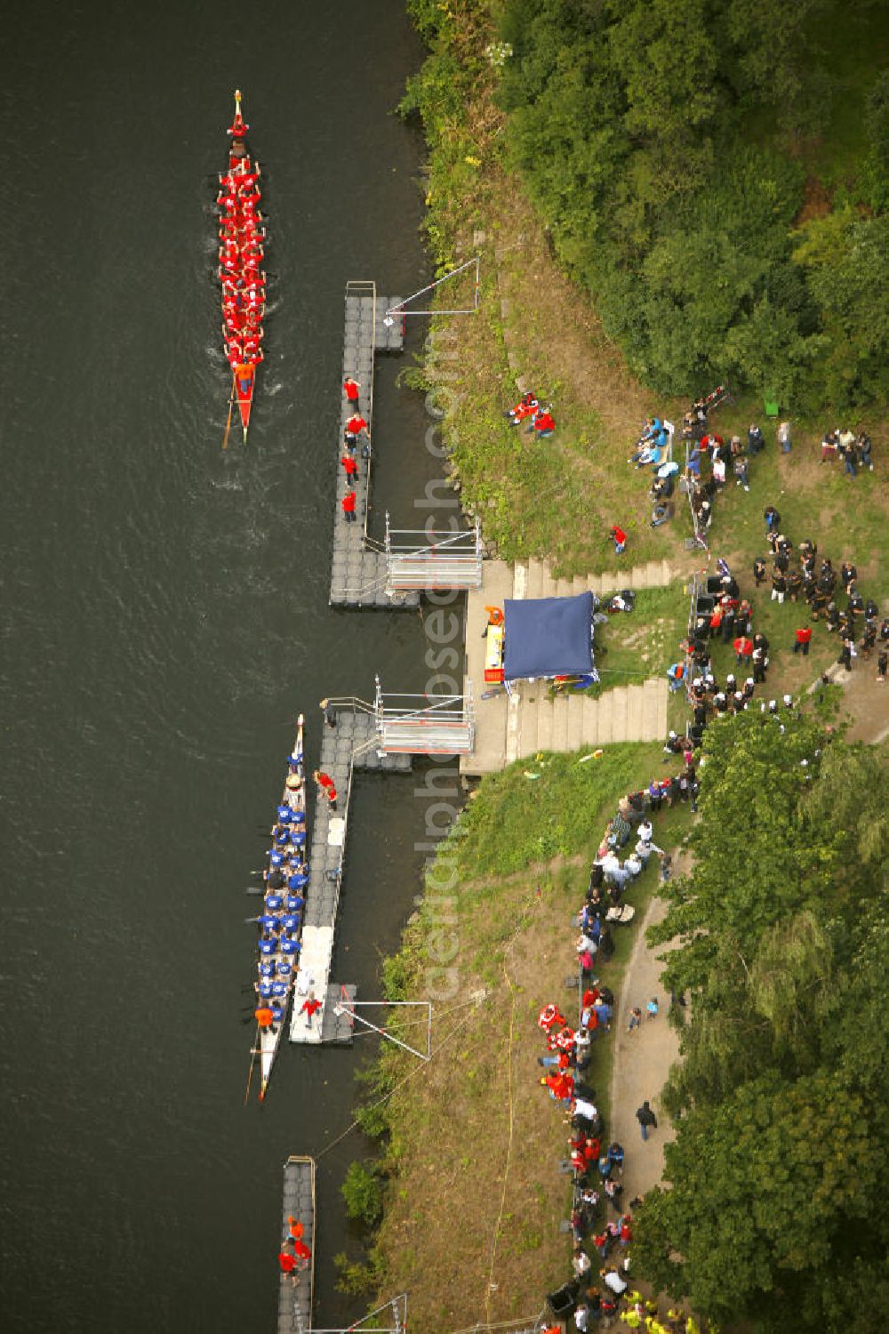 Aerial photograph Witten - Blick auf ein Trainingscamp für Drachenbootrennen auf der Ruhr. The training camp for dragon boat races on the Ruhr.