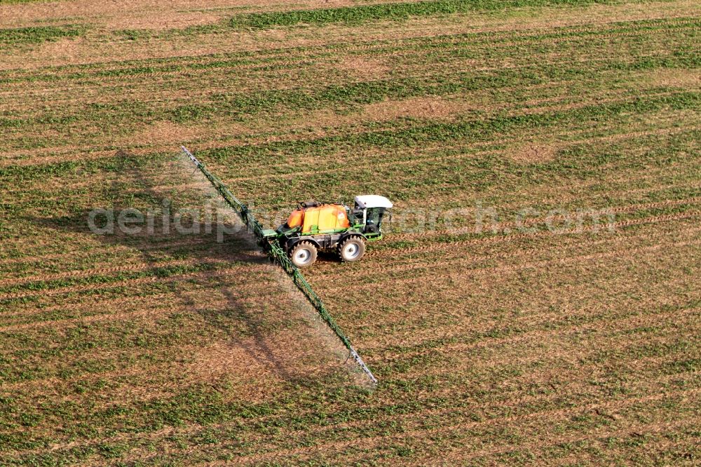 Aerial photograph Niederdorla - Tractor with fertilizer bridge on a field / farm at Niederdorla in Thuringia