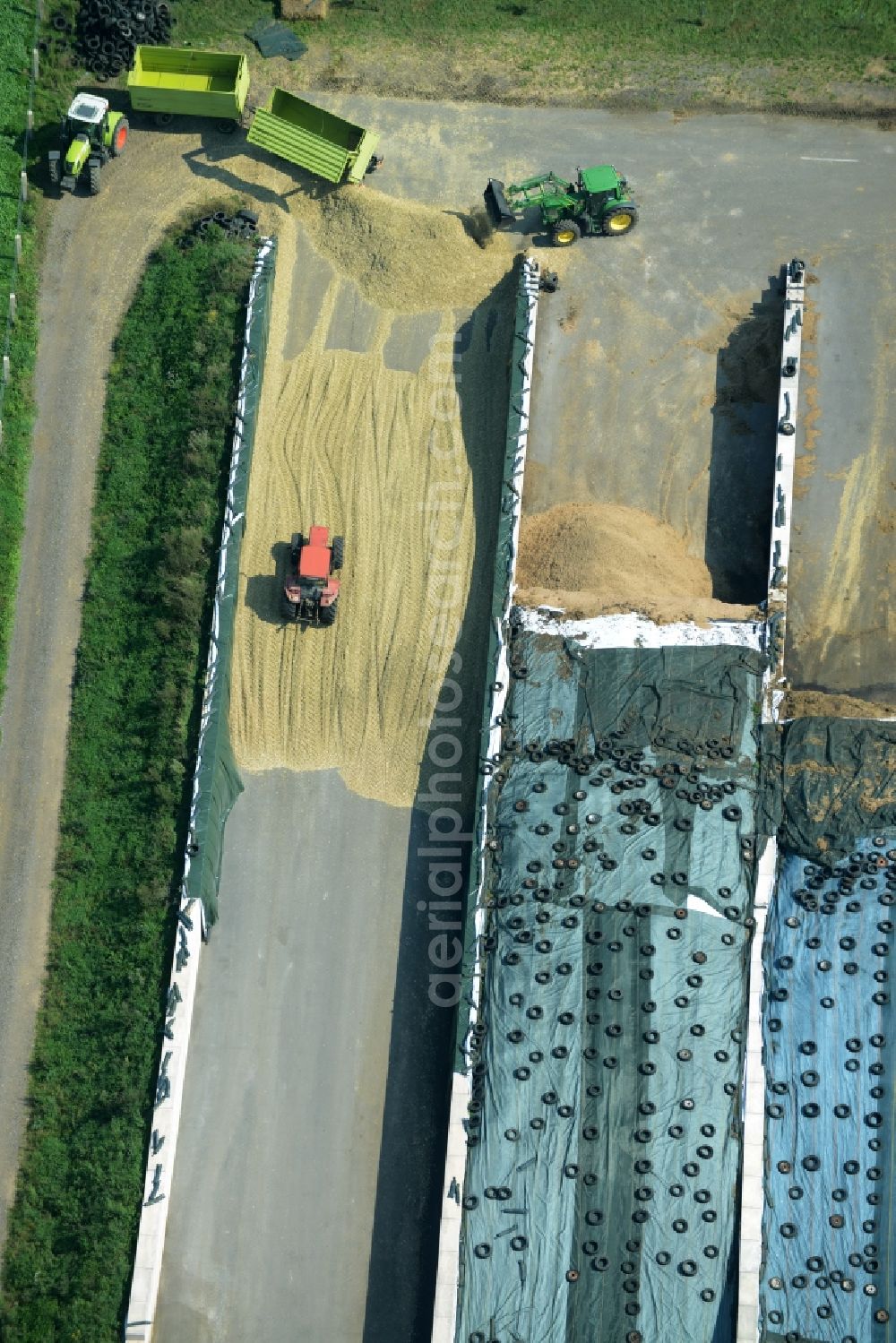 Aerial photograph Zschepplin - Tractors on a farm and agricultural estate on the edge of Zschepplin in the state of Saxony. The compound with its halls and agricultural facilities is located in the North of the borough