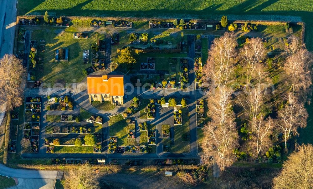 Schwelm from above - Grave rows on the grounds of the cemetery Staedtische Trauerhalle Friedhof Linderhausen Lindenbergstrasse in Schwelm in the state North Rhine-Westphalia, Germany