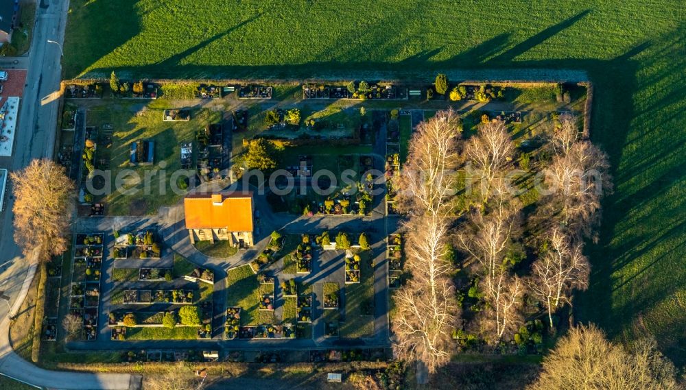 Schwelm from the bird's eye view: Grave rows on the grounds of the cemetery Staedtische Trauerhalle Friedhof Linderhausen Lindenbergstrasse in Schwelm in the state North Rhine-Westphalia, Germany