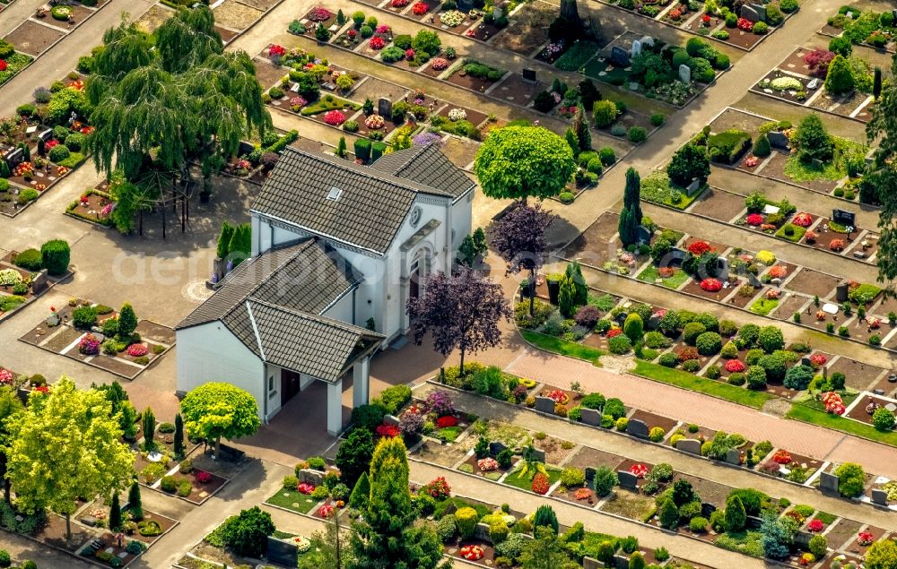 Aerial image Essen - Mourning hall for burial on the grounds of the Protestant cemetery in Essen - Kettwig in North Rhine-Westphalia