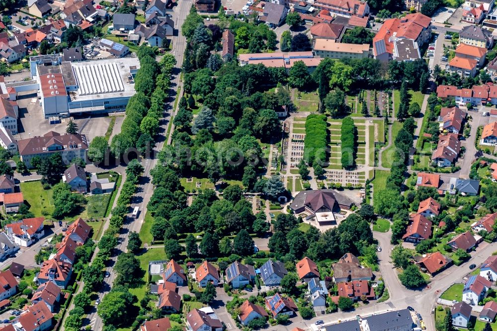 Kenzingen from the bird's eye view: Funeral Hall for burial on the grounds of the cemetery in Kenzingen in the state of Baden-Wuerttemberg, Germany