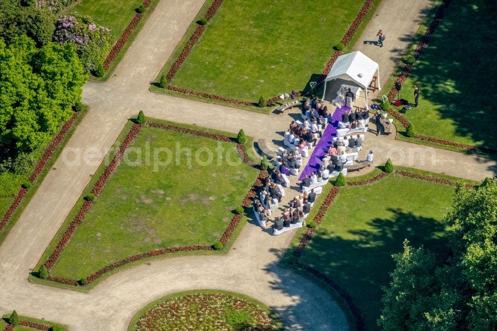 Gelsenkirchen from the bird's eye view: Wedding in the park in the castle Mountains in Gelsenkirchen in the federal state North Rhine-Westphalia, Germany