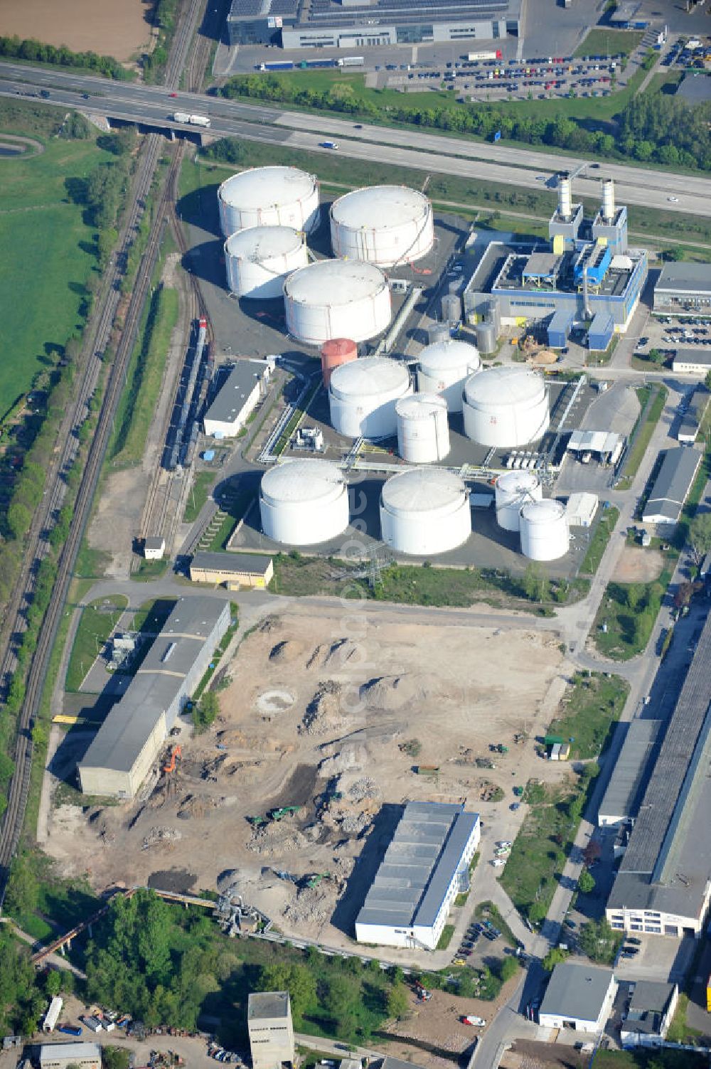 Aerial photograph Gera - Blick auf die Fläche der Abrißbaustelle de Industrieschornsteine im einstigen Heizkraftwerk Gera-Nord. Im Auftrag der Thüringer Landesentwicklungsgesellschaft (LEG) knabbern Industriefräsen die Reste des letzten Schornsteines ab, der einst mit zwei weiteren das Wahrzeichen Geras bildete. Demolition site of the last chimney / industrial chimney in the former power station Gera-Nord.