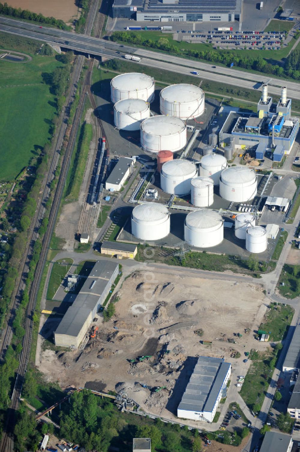 Gera from above - Blick auf die Fläche der Abrißbaustelle de Industrieschornsteine im einstigen Heizkraftwerk Gera-Nord. Im Auftrag der Thüringer Landesentwicklungsgesellschaft (LEG) knabbern Industriefräsen die Reste des letzten Schornsteines ab, der einst mit zwei weiteren das Wahrzeichen Geras bildete. Demolition site of the last chimney / industrial chimney in the former power station Gera-Nord.