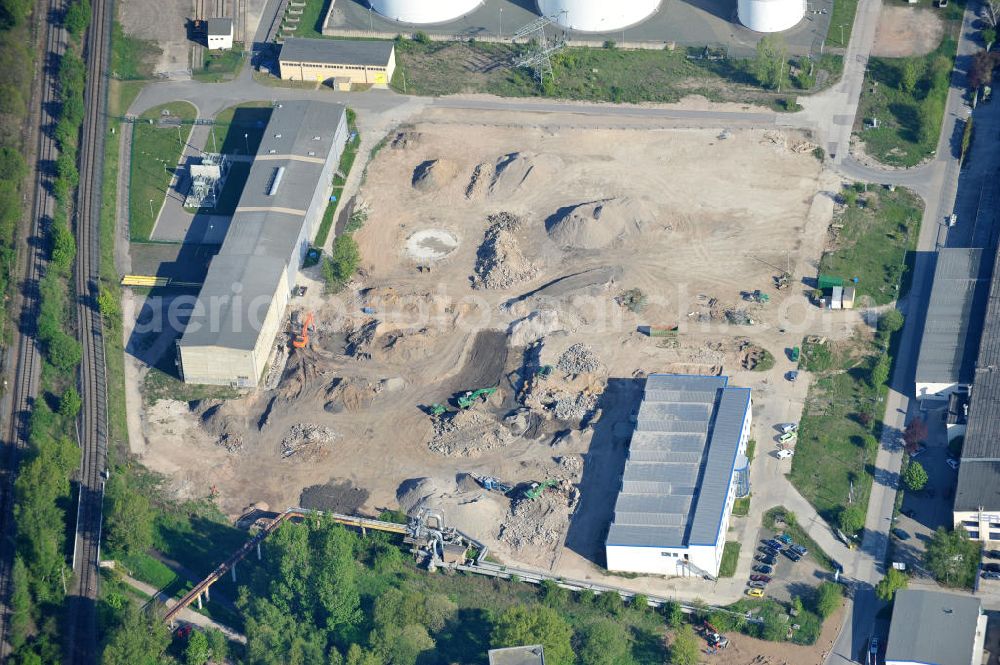 Gera from the bird's eye view: Blick auf die Fläche der Abrißbaustelle de Industrieschornsteine im einstigen Heizkraftwerk Gera-Nord. Im Auftrag der Thüringer Landesentwicklungsgesellschaft (LEG) knabbern Industriefräsen die Reste des letzten Schornsteines ab, der einst mit zwei weiteren das Wahrzeichen Geras bildete. Demolition site of the last chimney / industrial chimney in the former power station Gera-Nord.