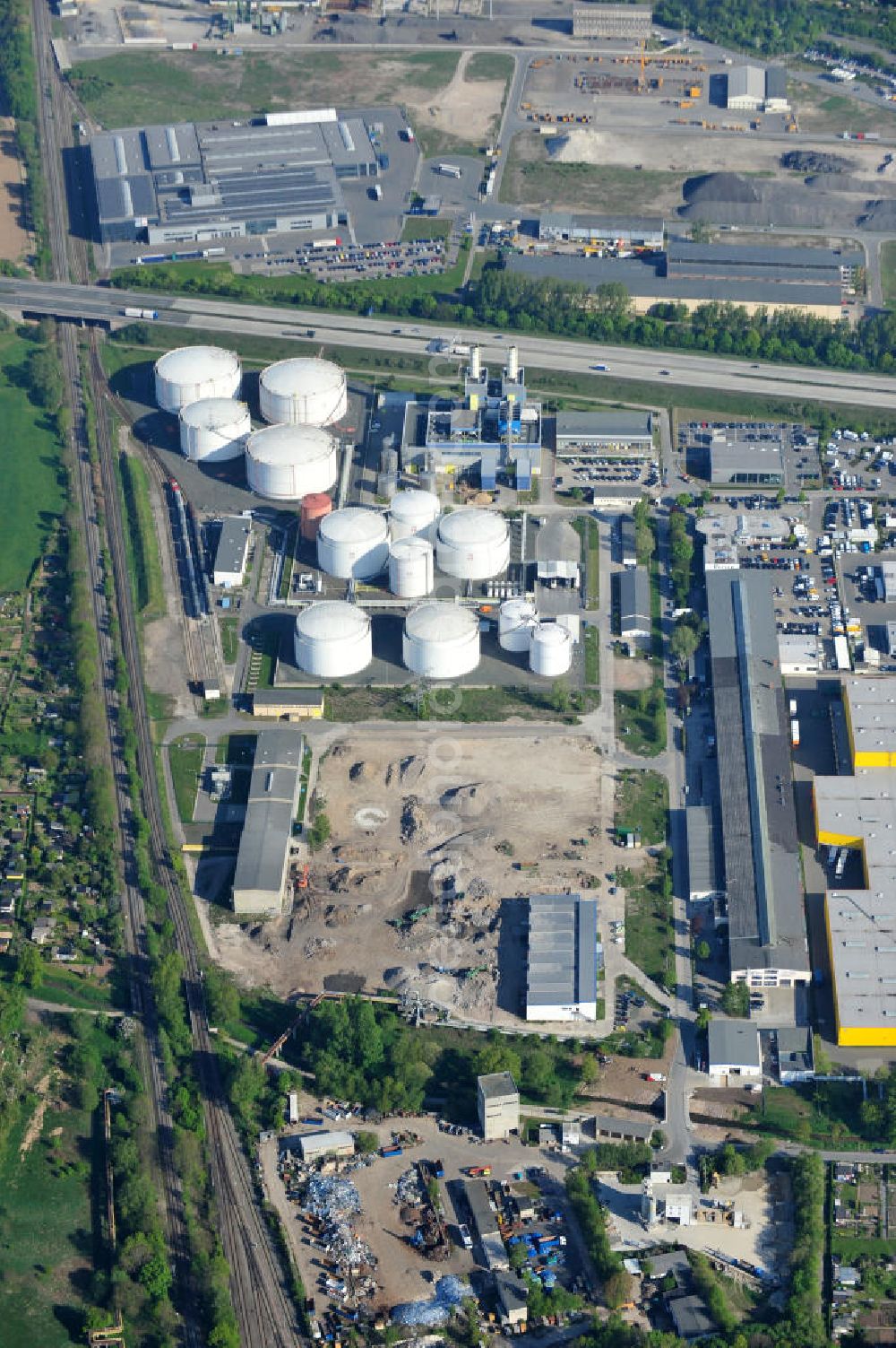 Aerial image Gera - Blick auf die Fläche der Abrißbaustelle de Industrieschornsteine im einstigen Heizkraftwerk Gera-Nord. Im Auftrag der Thüringer Landesentwicklungsgesellschaft (LEG) knabbern Industriefräsen die Reste des letzten Schornsteines ab, der einst mit zwei weiteren das Wahrzeichen Geras bildete. Demolition site of the last chimney / industrial chimney in the former power station Gera-Nord.