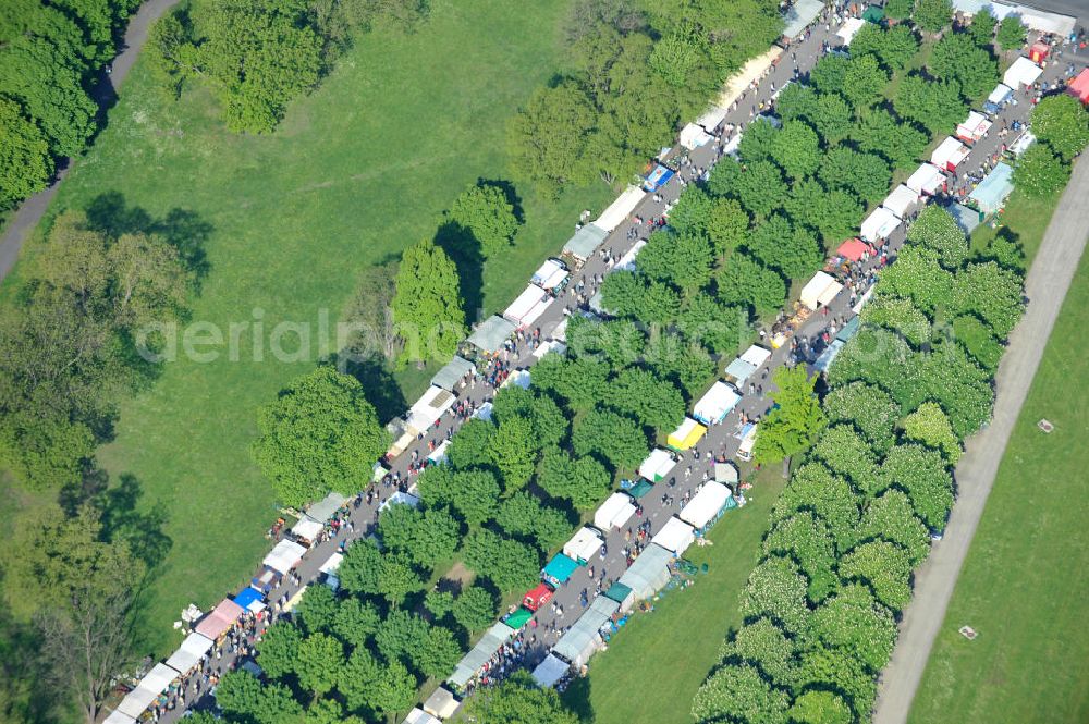 Aerial photograph Erfurt - Blick auf die aneinan dergereihten Stände eines Trödelmarktes / Flohmarkt an der Tiergartenstraße in der Seevorstadt Ost am Großen Garten. View of the lined-up a flea market stalls / Flohmarktin in Erfurt, Thuringia.