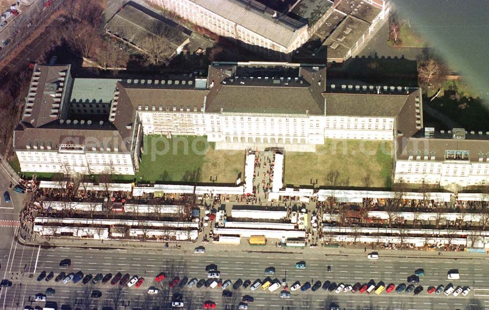 Berlin - Charlottenburg from above - Trödelmarkt an der Straße des 17. Juni in Berlin-Charlottenburg.