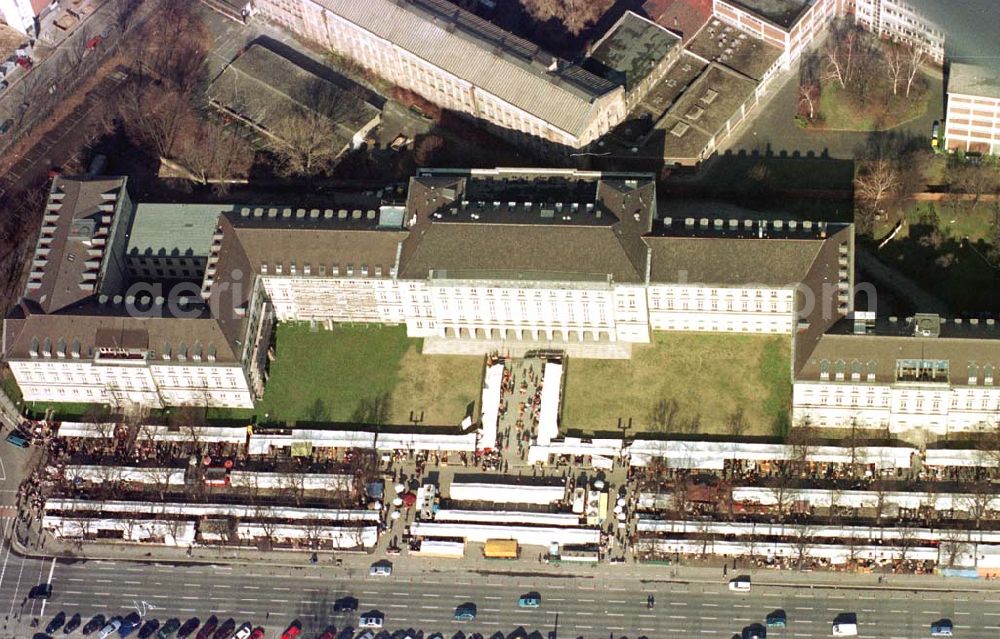 Berlin - Charlottenburg from the bird's eye view: Trödelmarkt an der Straße des 17. Juni in Berlin-Charlottenburg.