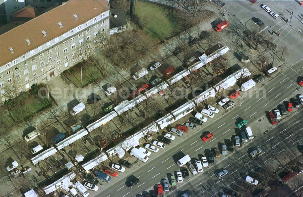 Berlin - Charlottenburg from above - Trödelmarkt an der Straße des 17. Juni am Salzufer in Berlin-Charlottenburg.