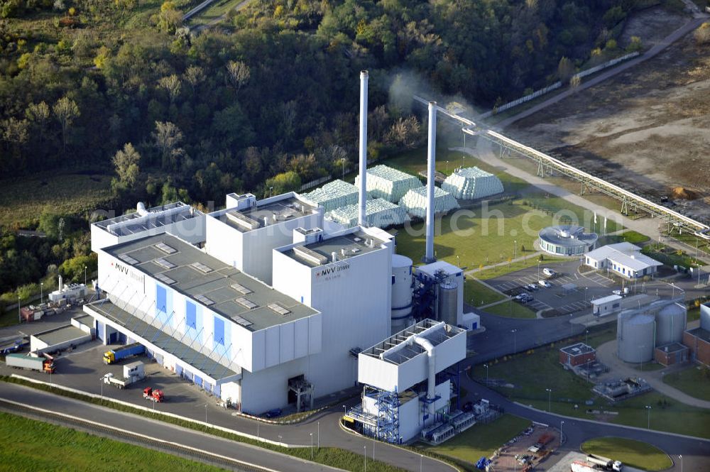 Aerial photograph Leuna - Die Thermische Restabfallbehandlungs- und Energieerzeugungs-Anlage TREA der MVV Umwelt GmbH in Leuna im Herbst. Die Anlage wurde 2005 in Betrieb genommen und verwertet Abfälle aus Industrie und Gewerbe sowie aus Kommunen. The thermal waste treatment and power generation plant TREA of the MVV Umwelt GmbH in Leuna in the fall.