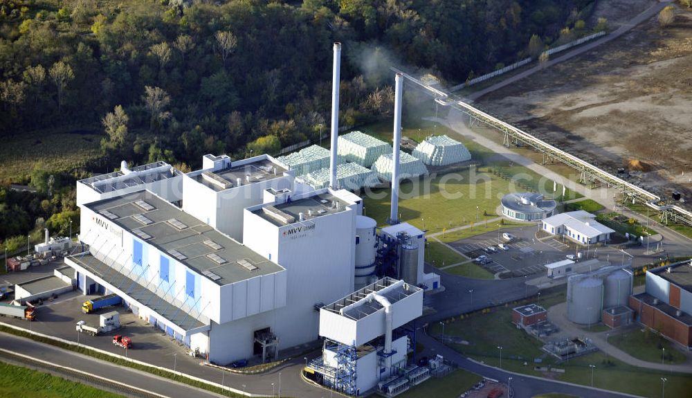 Leuna from above - Die Thermische Restabfallbehandlungs- und Energieerzeugungs-Anlage TREA der MVV Umwelt GmbH in Leuna im Herbst. Die Anlage wurde 2005 in Betrieb genommen und verwertet Abfälle aus Industrie und Gewerbe sowie aus Kommunen. The thermal waste treatment and power generation plant TREA of the MVV Umwelt GmbH in Leuna in the fall.