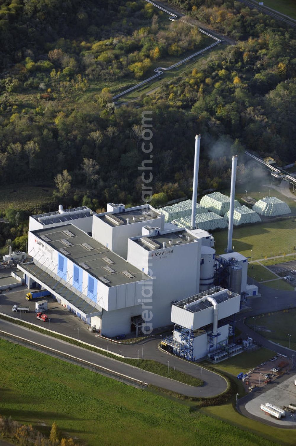 Leuna from the bird's eye view: Die Thermische Restabfallbehandlungs- und Energieerzeugungs-Anlage TREA der MVV Umwelt GmbH in Leuna im Herbst. Die Anlage wurde 2005 in Betrieb genommen und verwertet Abfälle aus Industrie und Gewerbe sowie aus Kommunen. The thermal waste treatment and power generation plant TREA of the MVV Umwelt GmbH in Leuna in the fall.