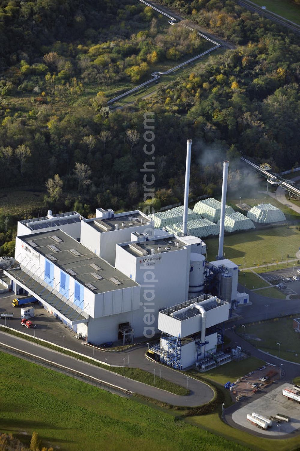 Aerial image Leuna - Die Thermische Restabfallbehandlungs- und Energieerzeugungs-Anlage TREA der MVV Umwelt GmbH in Leuna im Herbst. Die Anlage wurde 2005 in Betrieb genommen und verwertet Abfälle aus Industrie und Gewerbe sowie aus Kommunen. The thermal waste treatment and power generation plant TREA of the MVV Umwelt GmbH in Leuna in the fall.