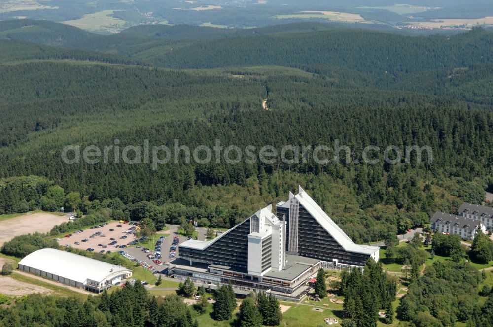 Oberhof from above - Blick auf das TREFF Hotel Panorama mit Sportzenter in Oberhof ist ein 3-Sterne Hotel. In dem Hotel gibt es verschiedene Restaurants und eine hauseigene Theken-Musik-Kneipe Waldmarie.