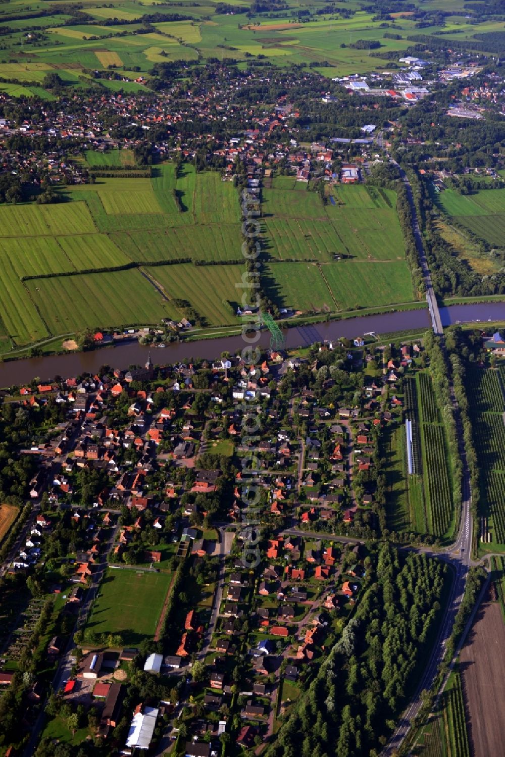 Aerial image Osten - Separation of places Osten and Hemmoor through fields along the river Oste in the state of Lower Saxony